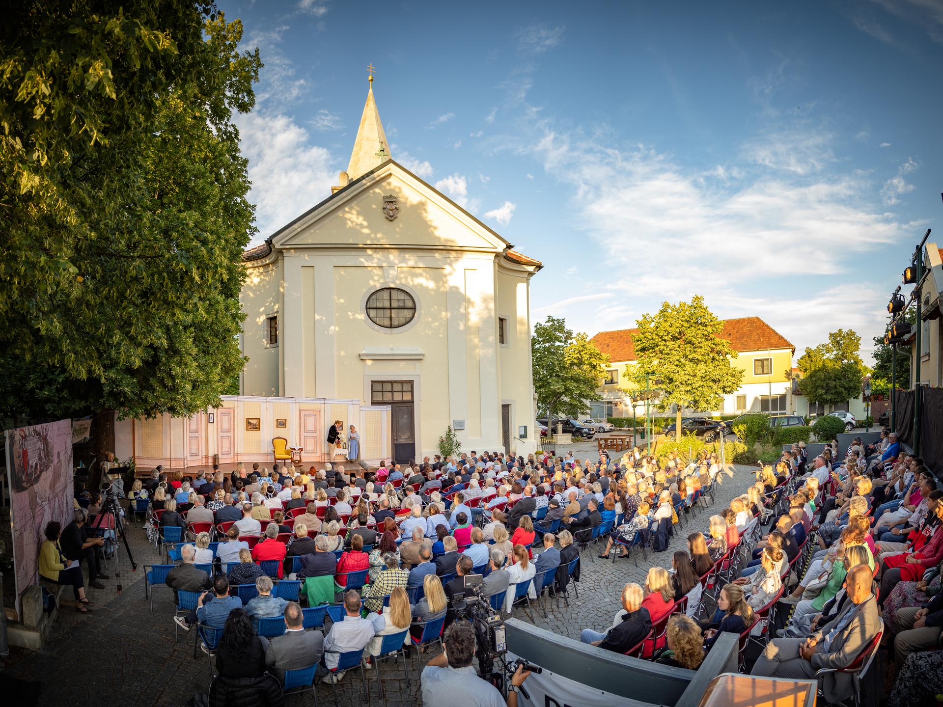 2024 Kulisse und das Publikum beim Stück "UNVERHOFFT"