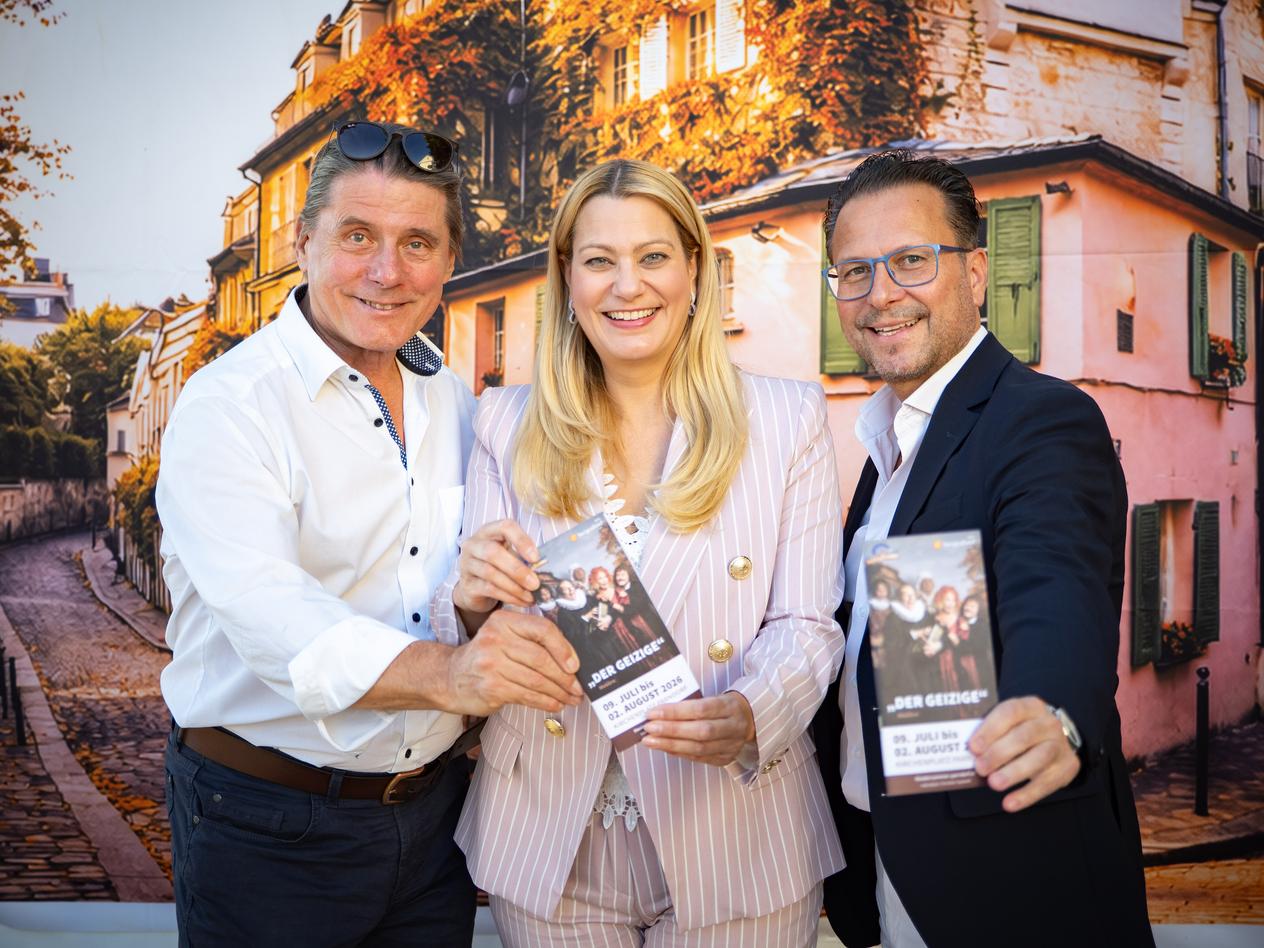 Christoph Spatzek, Daniela Winkler und Alexander Kery präsentieren den Folder zum Stück "Der Geizige"