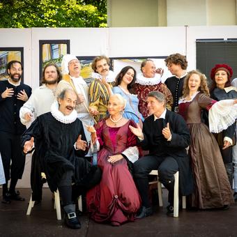 Ensemble bei der Probe auf der Bühne